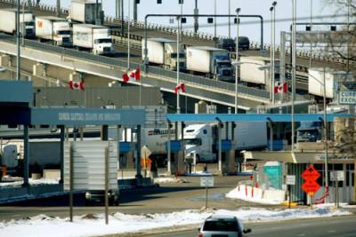 b2ap3_thumbnail_Trucks-lined-up-at-Canada-border.jpg